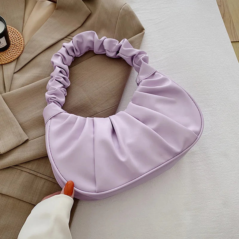 Sac à main élégant au design plissé effet nuage, conçu en cuir PU. Ce modèle moderne et féminin peut être porté à l’épaule ou sous le bras pour un look chic et décontracté.