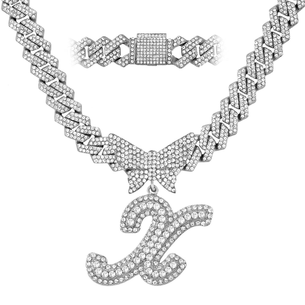 Collier chaîne cubaine 14 mm pour hommes et femmes, avec pendentif papillon en cristal et initiales, lettres cursives style “iced out”, bijou de style rappeur, nouveau bijou de mode.