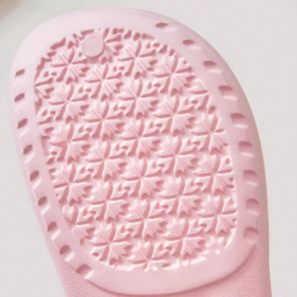 Sabots d’été pour femme, style DIY avec décoration ours et perles. Mules de plage tendance à trous (cave shoes), chaussures plates décontractées pour jardin et usage quotidien, vendues avec emballage individuel.