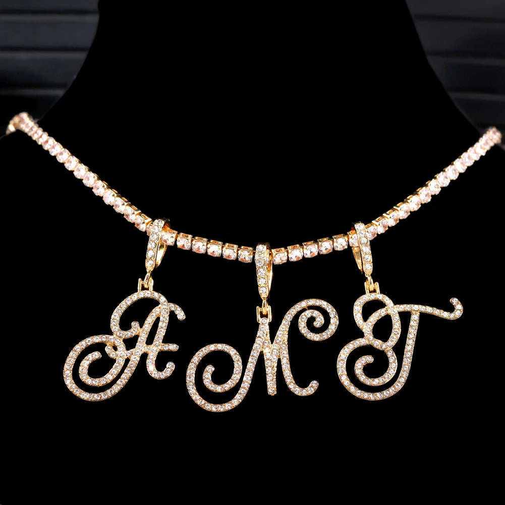 Collier avec lettre initiale en écriture cursive sertie de zircones cubiques (CZ) – Bijou style Hip-Hop couleur or ou argent, pendentif alphabet de A à Z, collier tendance et élégant.