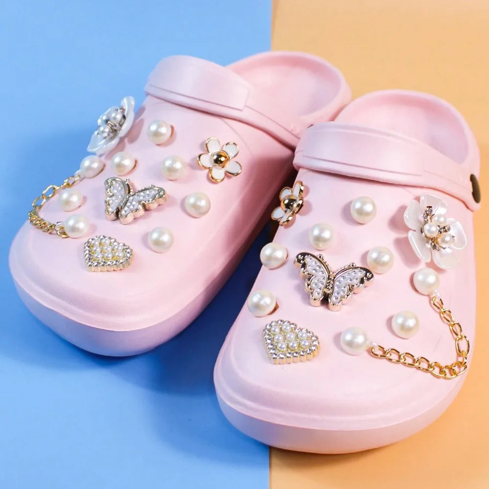 Sabots d’été pour femme, style DIY avec décoration ours et perles. Mules de plage tendance à trous (cave shoes), chaussures plates décontractées pour jardin et usage quotidien, vendues avec emballage individuel.