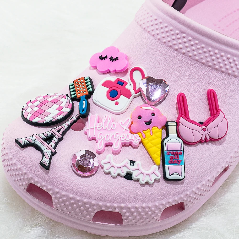 20 / 50 / 100 breloques de chaussures roses aléatoires – Décorations pour chaussures pour femmes, accessoires à clipser pour sabots, sandales et chaussures. Motifs variés, dont flamants roses et thèmes beauté/maquillage