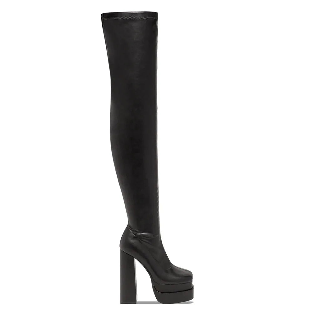 Bottes au-dessus du genou pour femme à double plateforme et très hauts talons. Bottes élégantes, sexy et confortables, conçues pour garder les pieds au chaud en hiver. Chaussures féminines d’hiver au style sophistiqué.