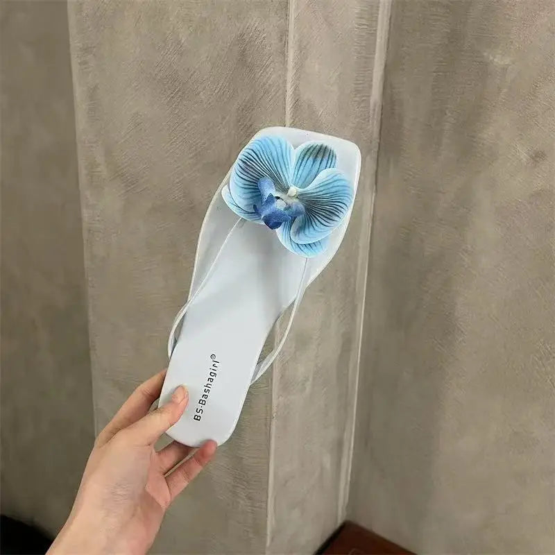 Chaussures plates pour femmes avec fleurs, sandales confortables et stylées à enfiler entre les orteils, sandales d’été 2026 pour la plage, chaussons d’extérieur pour la marche.