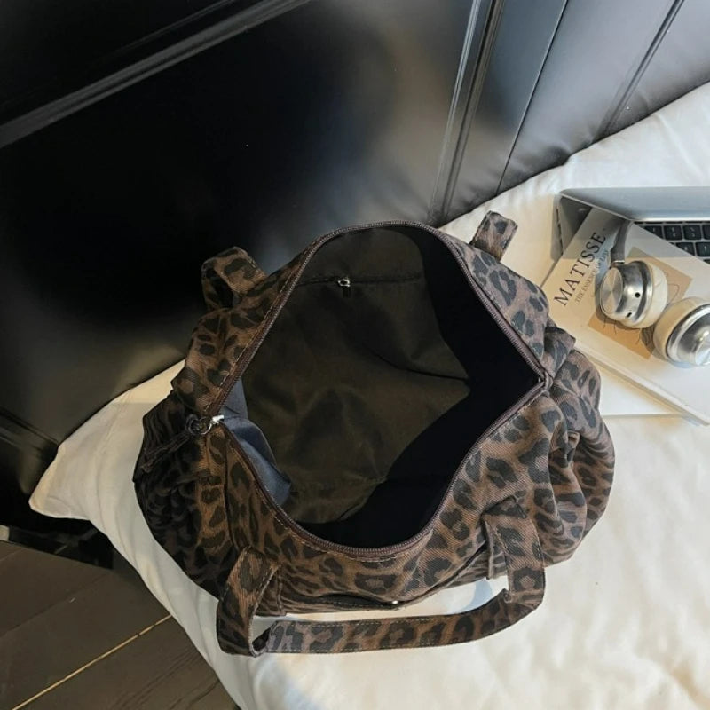 Sac cabas en toile à motif léopard tendance, grande capacité, sac à bandoulière mode avec poignées, idéal pour les trajets quotidiens, sac polyvalent avec texture et rangement.