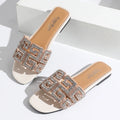 Sandales d’été 2026 pour femme à semelle plate, avec motif géométrique et décorations en diamant. Chaussures de plage polyvalentes et décontractées à enfiler, au style tendance et moderne pour femme.