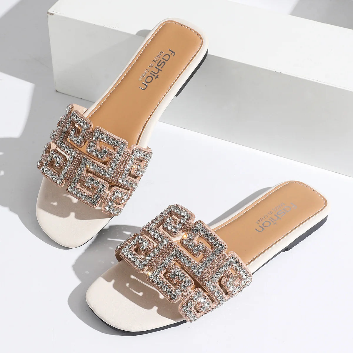 Sandales d’été 2026 pour femme à semelle plate, avec motif géométrique et décorations en diamant. Chaussures de plage polyvalentes et décontractées à enfiler, au style tendance et moderne pour femme.