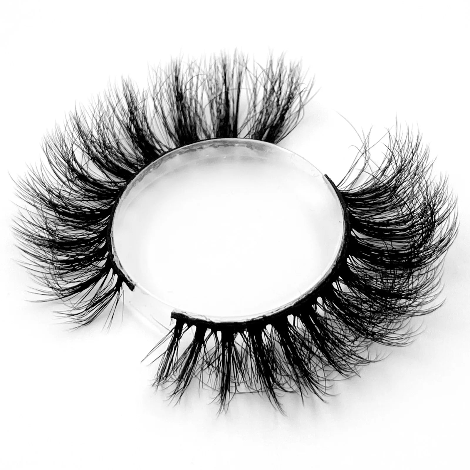 Nouveau lot de 7 paires de faux cils épais effet vison 3D.
Faux cils courts et spectaculaires au rendu réaliste, parfaits pour un regard intense et glamour.