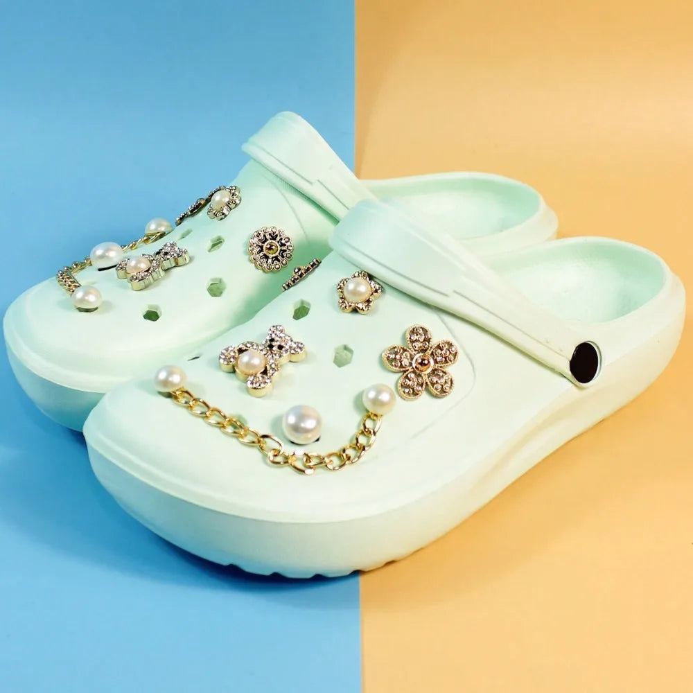 Sabots d’été pour femme, style DIY avec décoration ours et perles. Mules de plage tendance à trous (cave shoes), chaussures plates décontractées pour jardin et usage quotidien, vendues avec emballage individuel.