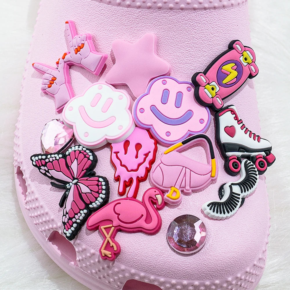 20 / 50 / 100 breloques de chaussures roses aléatoires – Décorations pour chaussures pour femmes, accessoires à clipser pour sabots, sandales et chaussures. Motifs variés, dont flamants roses et thèmes beauté/maquillage