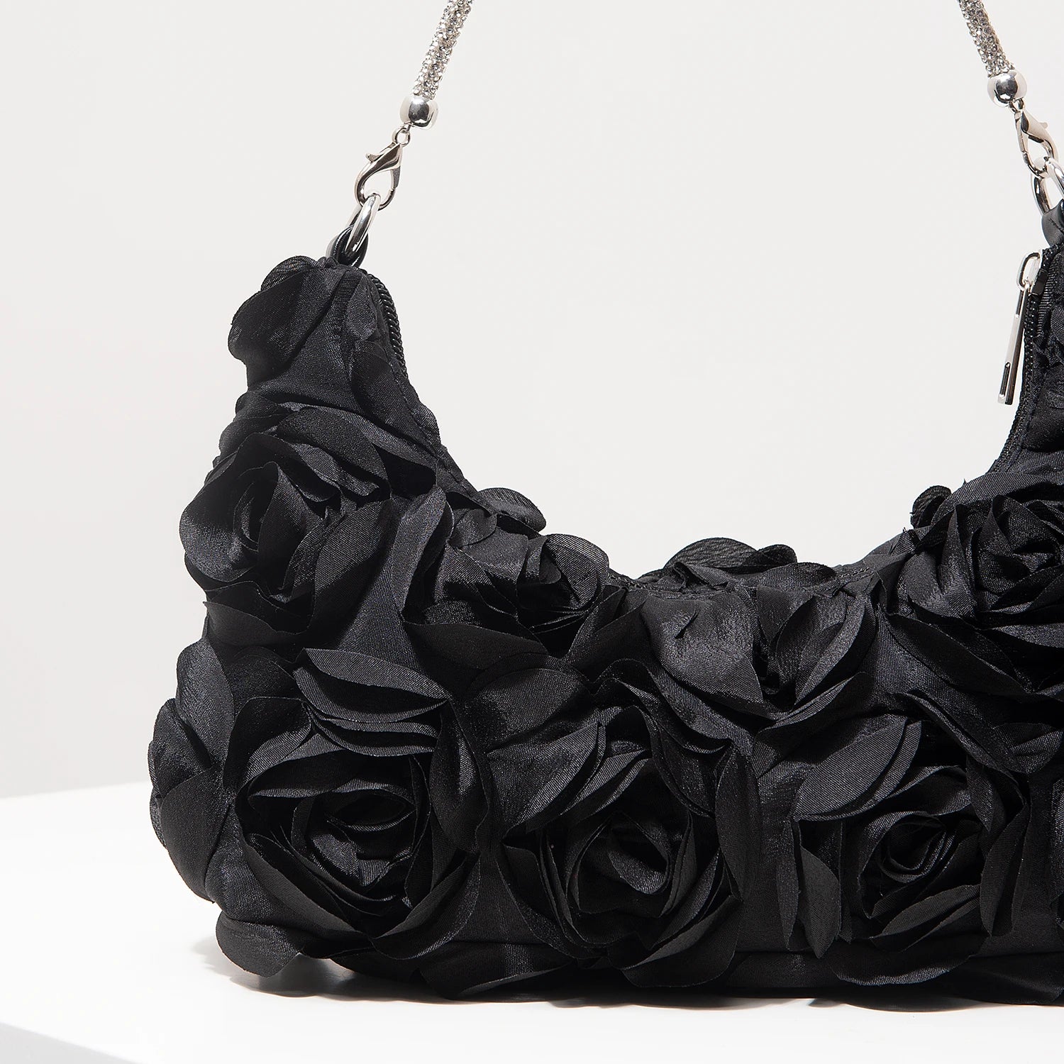 Sac à bandoulière à motif floral, idéal pour les femmes élégantes. Parfait pour les soirées de gala, les fêtes, les bals de fin d’année, les mariages et autres occasions spéciales.