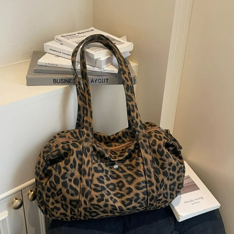Sac cabas en toile à motif léopard tendance, grande capacité, sac à bandoulière mode avec poignées, idéal pour les trajets quotidiens, sac polyvalent avec texture et rangement.