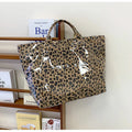 Sac fourre-tout imprimé léopard pour femmes, sacs à main américains de grande capacité en PVC, pochette de transport tendance, sacs à bandoulière décontractés pour dames, nouvelle collection 2025