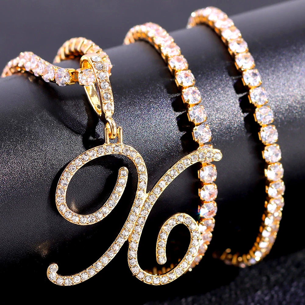 Collier avec lettre initiale en écriture cursive sertie de zircones cubiques (CZ) – Bijou style Hip-Hop couleur or ou argent, pendentif alphabet de A à Z, collier tendance et élégant.