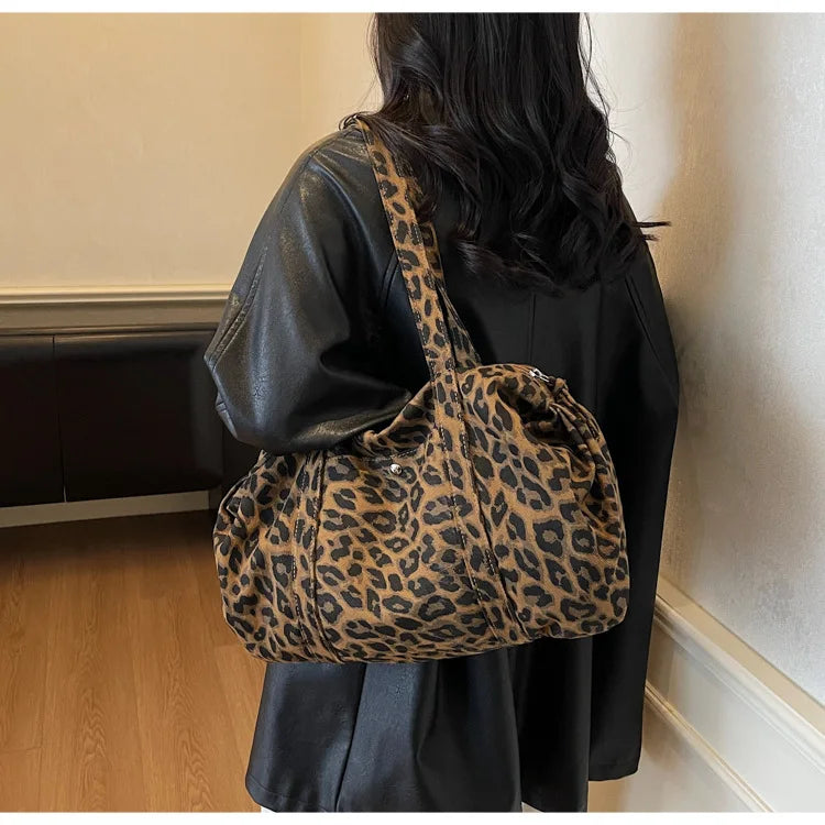 Sac cabas en toile à motif léopard tendance, grande capacité, sac à bandoulière mode avec poignées, idéal pour les trajets quotidiens, sac polyvalent avec texture et rangement.