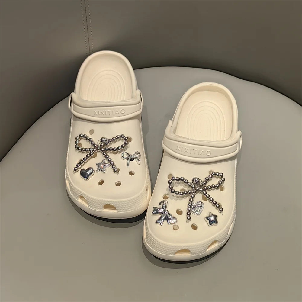 Set de charms de chaussures élégants avec perles et nœud, décorations florales sophistiquées. Accessoires DIY amovibles pour chaussures, ornements de style avancé avec motifs de perles, fleurs, étoiles et éléments cartoon pour personnaliser vos chaussures