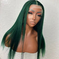Perruque synthétique longue de couleur vert foncé avec lace frontale 13x4 pour un rendu plus naturel au niveau de la ligne des cheveux. Sa texture lisse et sa couleur originale apportent un style audacieux. Fabriquée en fibre résistante à la chaleur.