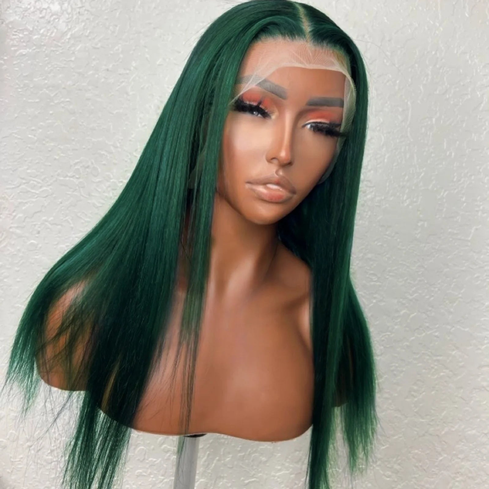 Perruque synthétique longue de couleur vert foncé avec lace frontale 13x4 pour un rendu plus naturel au niveau de la ligne des cheveux. Sa texture lisse et sa couleur originale apportent un style audacieux. Fabriquée en fibre résistante à la chaleur.