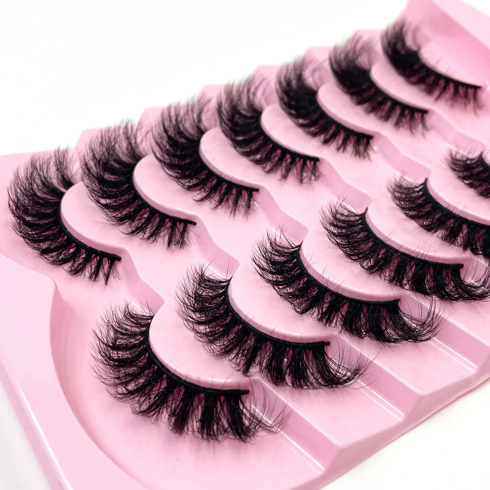 Nouveau lot de 7 paires de faux cils épais effet vison 3D.
Faux cils courts et spectaculaires au rendu réaliste, parfaits pour un regard intense et glamour.