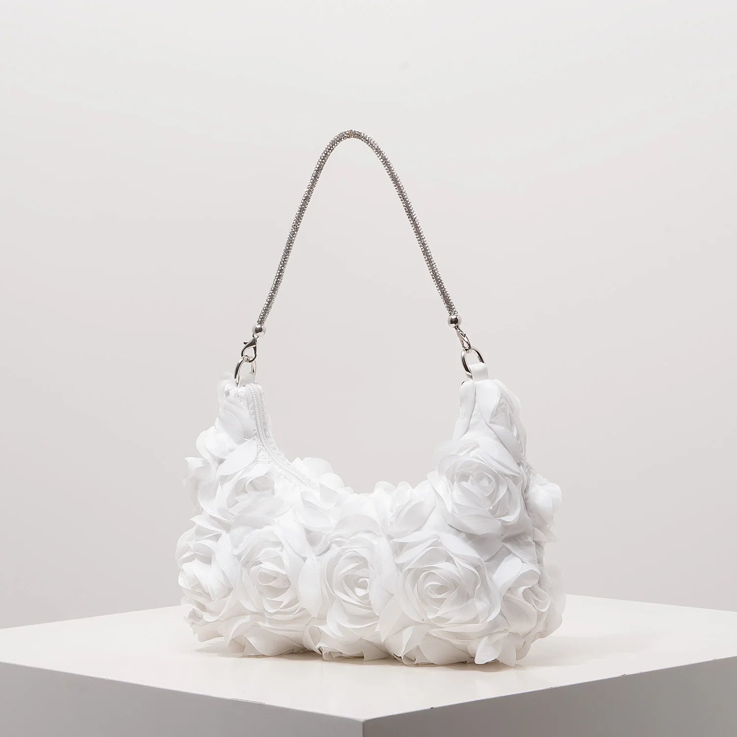 Sac à bandoulière à motif floral, idéal pour les femmes élégantes. Parfait pour les soirées de gala, les fêtes, les bals de fin d’année, les mariages et autres occasions spéciales.