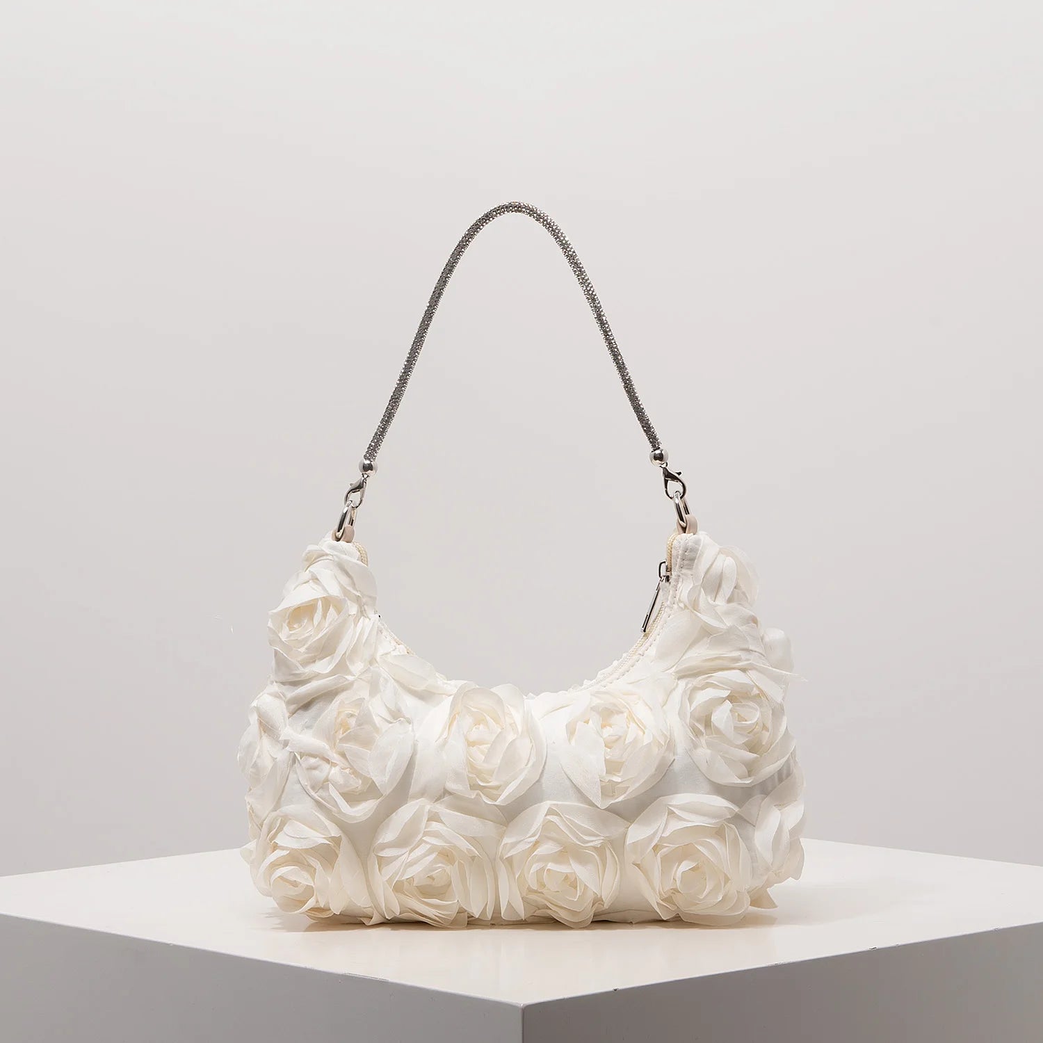 Sac à bandoulière à motif floral, idéal pour les femmes élégantes. Parfait pour les soirées de gala, les fêtes, les bals de fin d’année, les mariages et autres occasions spéciales.