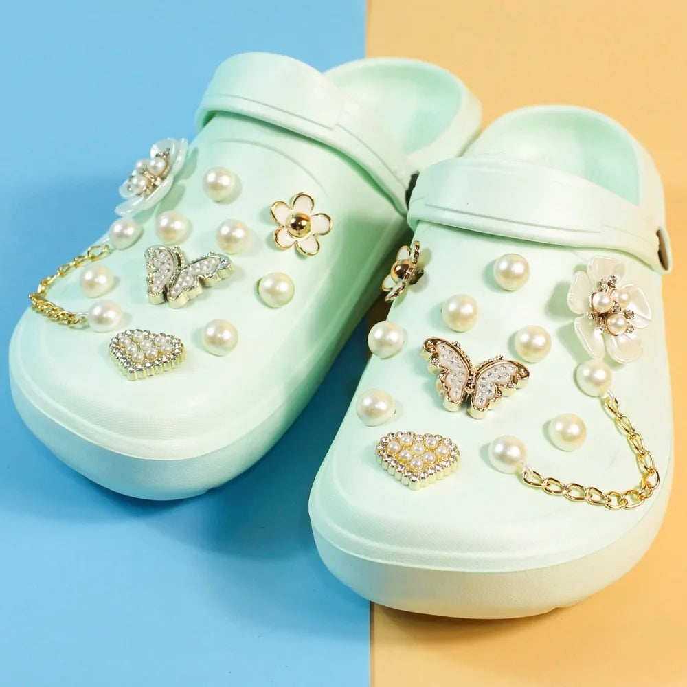 Sabots d’été pour femme, style DIY avec décoration ours et perles. Mules de plage tendance à trous (cave shoes), chaussures plates décontractées pour jardin et usage quotidien, vendues avec emballage individuel.