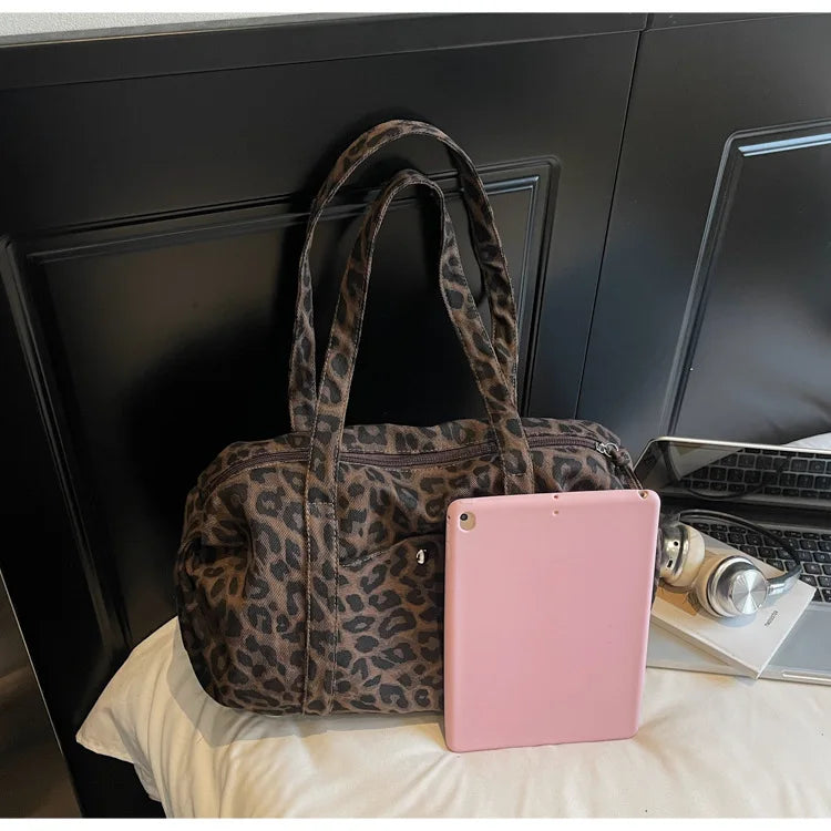 Sac cabas en toile à motif léopard tendance, grande capacité, sac à bandoulière mode avec poignées, idéal pour les trajets quotidiens, sac polyvalent avec texture et rangement.