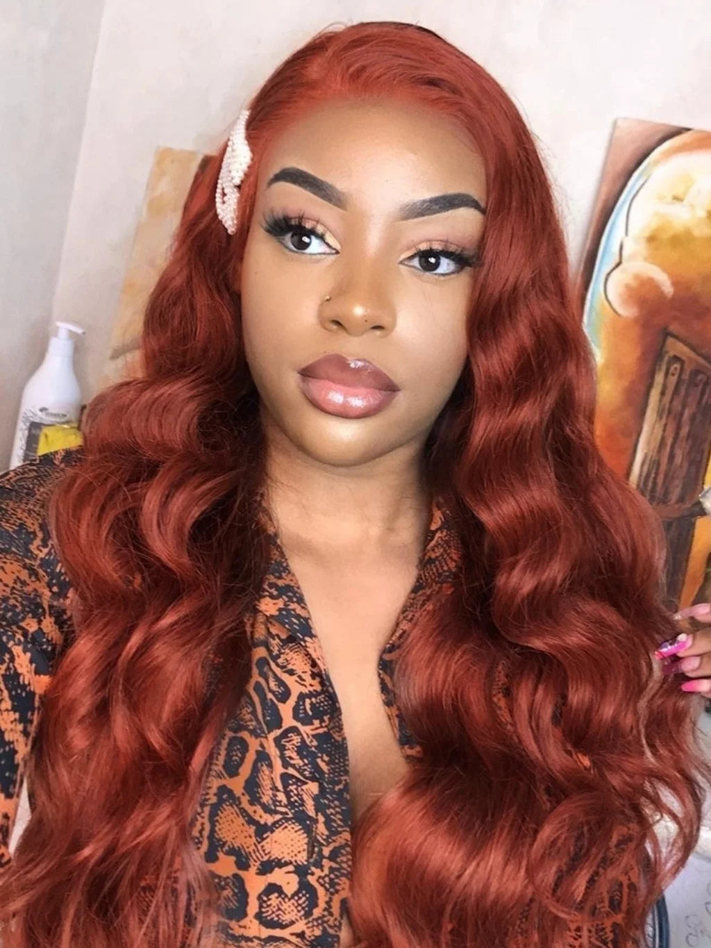 Perruque synthétique à ondulations souples (Body Wave) avec lace frontale, sans colle (glueless). Coloration brun roux cuivré (Auburn/Copper Red) pour un effet naturel et lumineux.