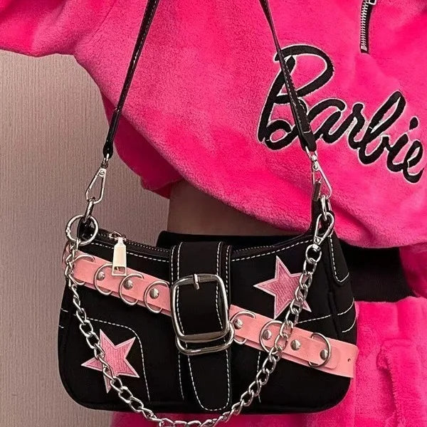 Sac à main femme tendance, en denim avec motif étoiles, style Y2K pour filles branchées. Petit sac porté épaule ou sous le bras en toile (canvas), doté d’une chaîne décorative, idéal comme sac fourre-tout (tote bag) pour un look mode inspiré