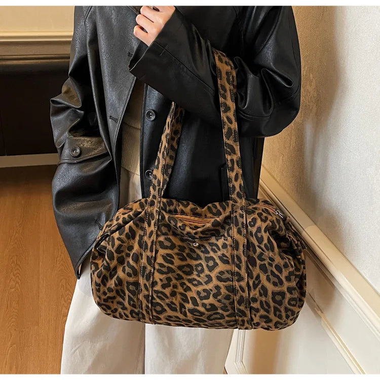 Sac cabas en toile à motif léopard tendance, grande capacité, sac à bandoulière mode avec poignées, idéal pour les trajets quotidiens, sac polyvalent avec texture et rangement.