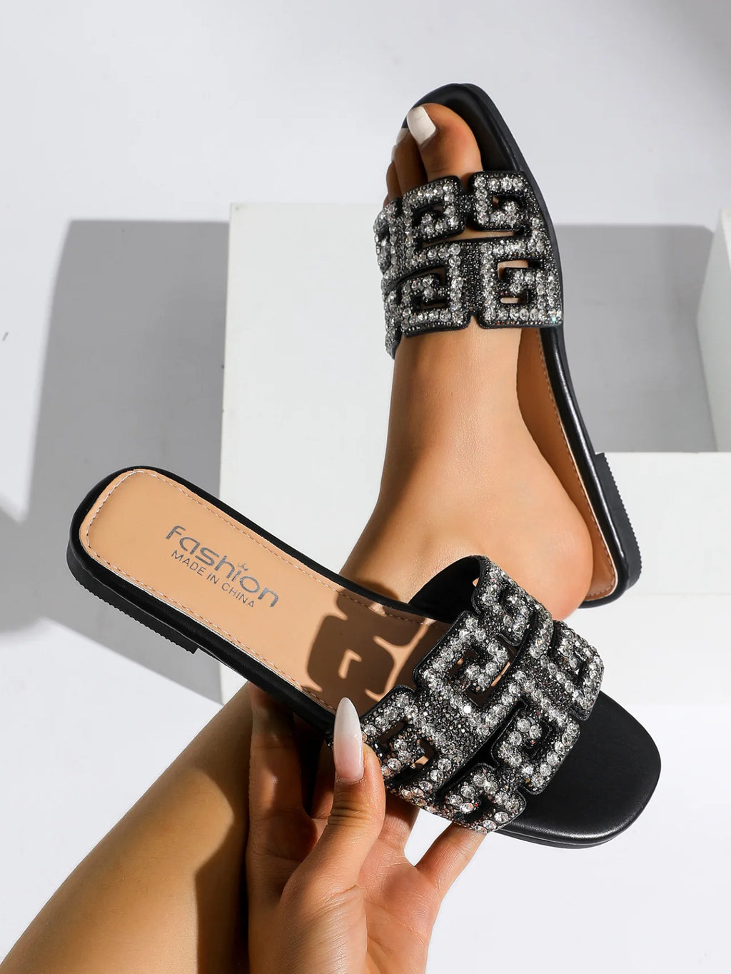 Sandales d’été 2026 pour femme à semelle plate, avec motif géométrique et décorations en diamant. Chaussures de plage polyvalentes et décontractées à enfiler, au style tendance et moderne pour femme.