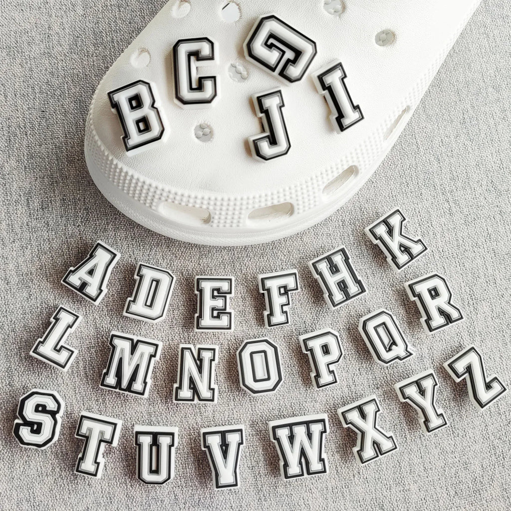 26 / 28 / 39 / 54 / 78 pièces de breloques pour chaussures – Série lettres de l’alphabet et cœurs. Accessoires DIY pour personnaliser les sandales, sacs de plage et chaussures. Pin’s décoratifs pour chaussures permettant de créer des styles variés.