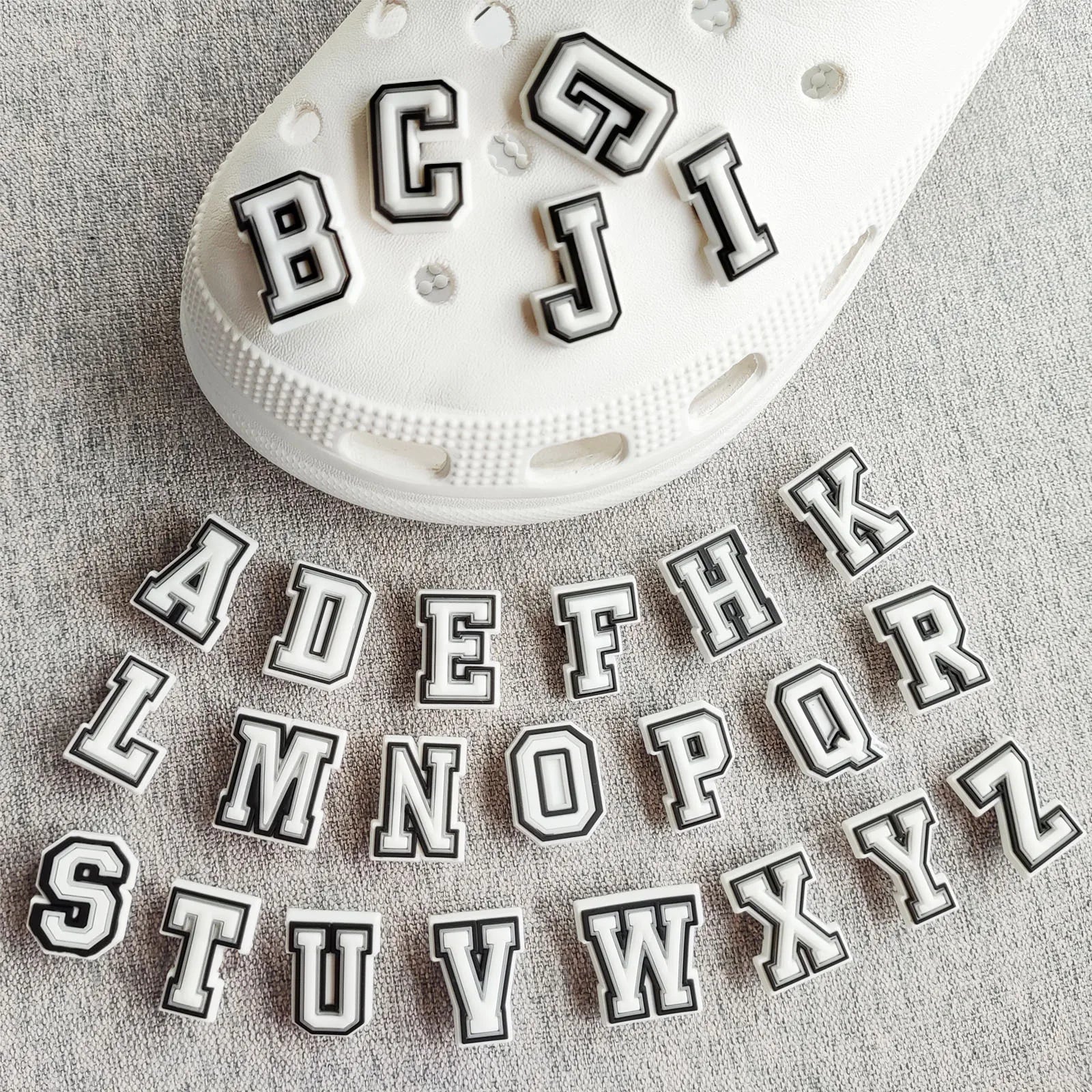 26 / 28 / 39 / 54 / 78 pièces de breloques pour chaussures – Série lettres de l’alphabet et cœurs. Accessoires DIY pour personnaliser les sandales, sacs de plage et chaussures. Pin’s décoratifs pour chaussures permettant de créer des styles variés.