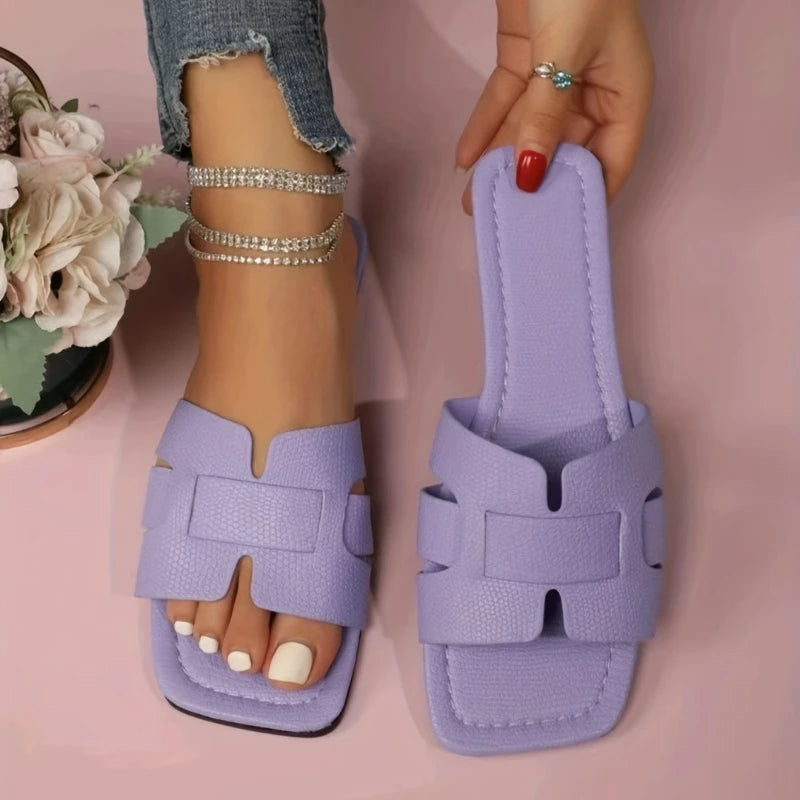 Sandales grande taille pour femme, modèle tendance en maille tricotée avec semelle plate. Chaussures décontractées et confortables pour la plage, les sorties estivales et un usage quotidien. Conviennent également aux couples grâce à leur style polyvalent.
