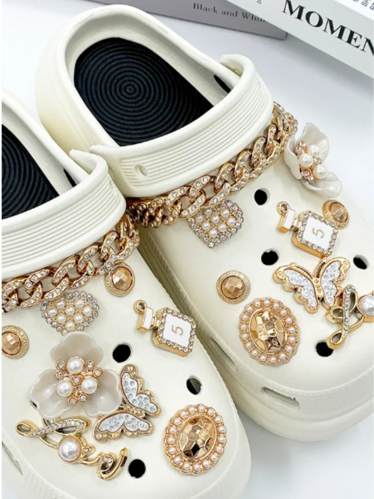 Nouvelle arrivée : pins, ensemble d’accessoires de chaussures amovibles avec chaîne papillon pour sabots. Décorations de chaussures florales au style luxueux, parfaites pour personnaliser vos chaussures, idée cadeau idéale.