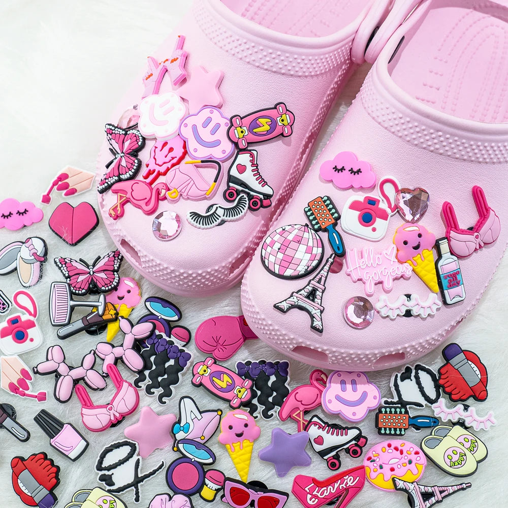 20 / 50 / 100 breloques de chaussures roses aléatoires – Décorations pour chaussures pour femmes, accessoires à clipser pour sabots, sandales et chaussures. Motifs variés, dont flamants roses et thèmes beauté/maquillage