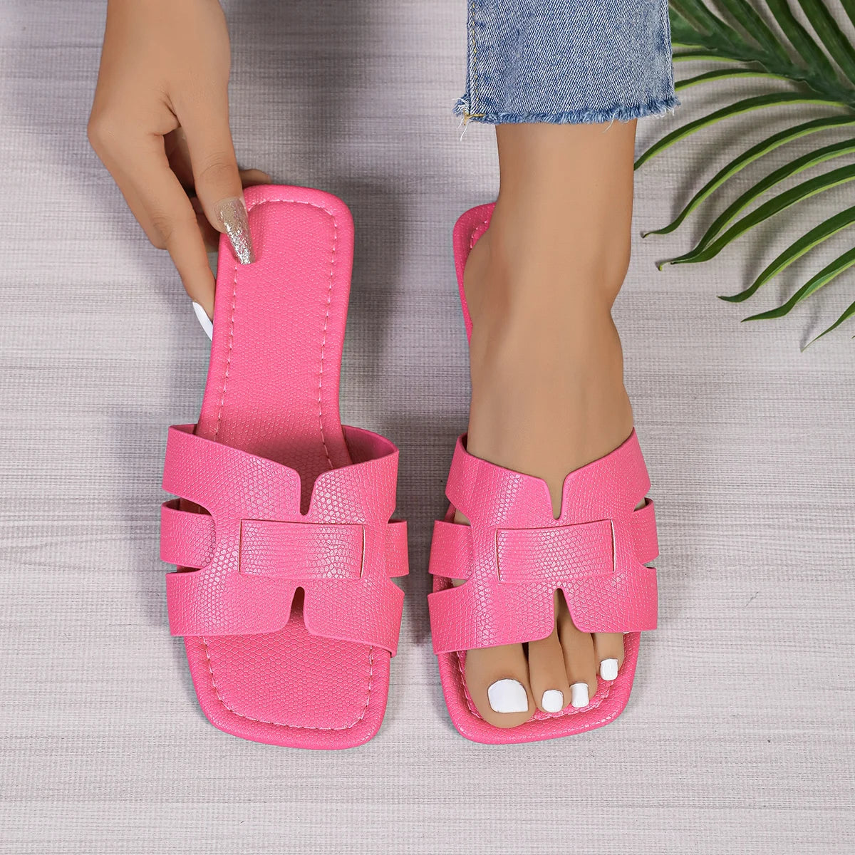 Sandales grande taille pour femme, modèle tendance en maille tricotée avec semelle plate. Chaussures décontractées et confortables pour la plage, les sorties estivales et un usage quotidien. Conviennent également aux couples grâce à leur style polyvalent.