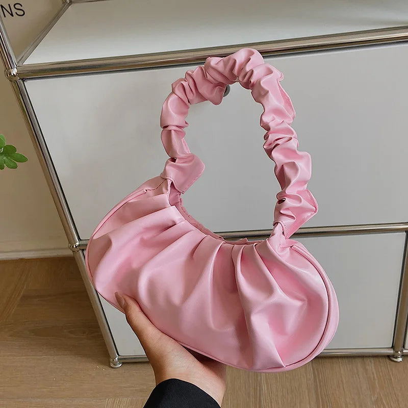 Sac à main élégant au design plissé effet nuage, conçu en cuir PU. Ce modèle moderne et féminin peut être porté à l’épaule ou sous le bras pour un look chic et décontracté.