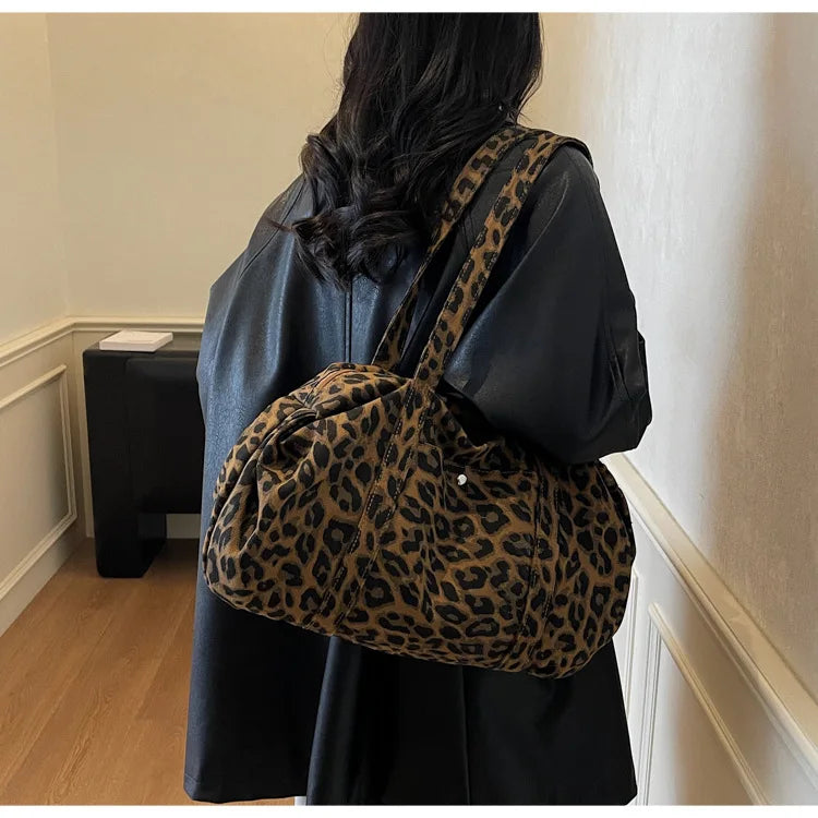 Sac cabas en toile à motif léopard tendance, grande capacité, sac à bandoulière mode avec poignées, idéal pour les trajets quotidiens, sac polyvalent avec texture et rangement.