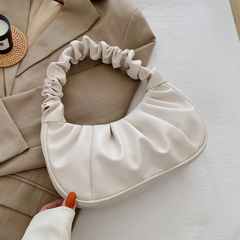 Sac à main élégant au design plissé effet nuage, conçu en cuir PU. Ce modèle moderne et féminin peut être porté à l’épaule ou sous le bras pour un look chic et décontracté.