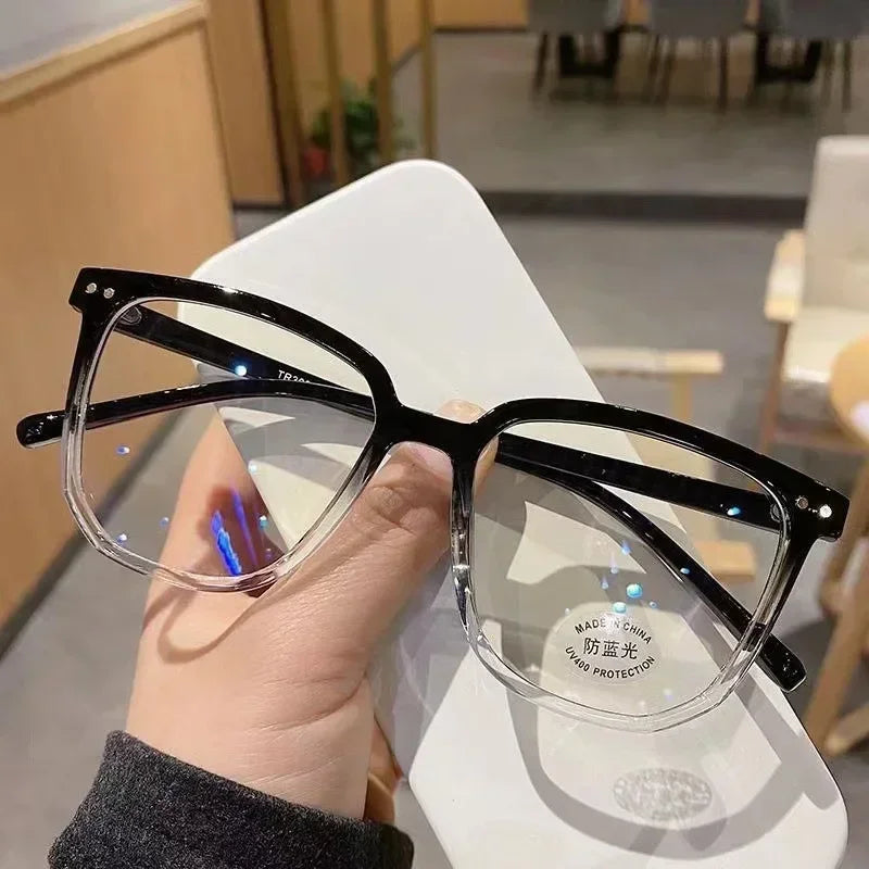 Lunettes vintage transparentes pour ordinateur, pour femmes et hommes, avec monture carrée. Lunettes anti-lumière bleue conçues pour filtrer la lumière bleue émise par les écrans. Monture optique transparente et élégante, adaptée à un usage quotidien.