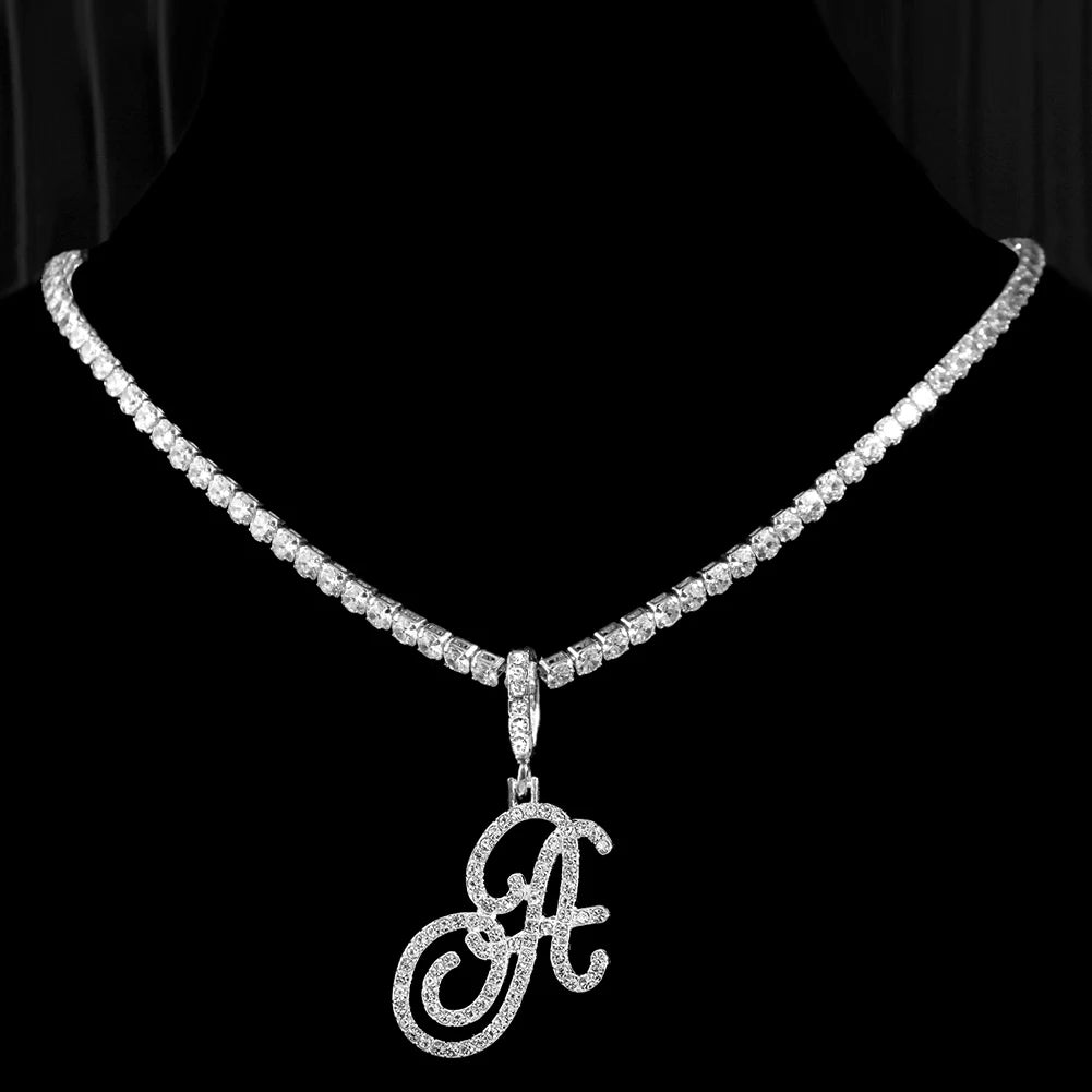 Collier avec lettre initiale en écriture cursive sertie de zircones cubiques (CZ) – Bijou style Hip-Hop couleur or ou argent, pendentif alphabet de A à Z, collier tendance et élégant.
