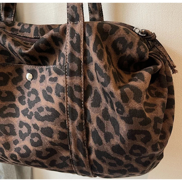 Sac cabas en toile à motif léopard tendance, grande capacité, sac à bandoulière mode avec poignées, idéal pour les trajets quotidiens, sac polyvalent avec texture et rangement.