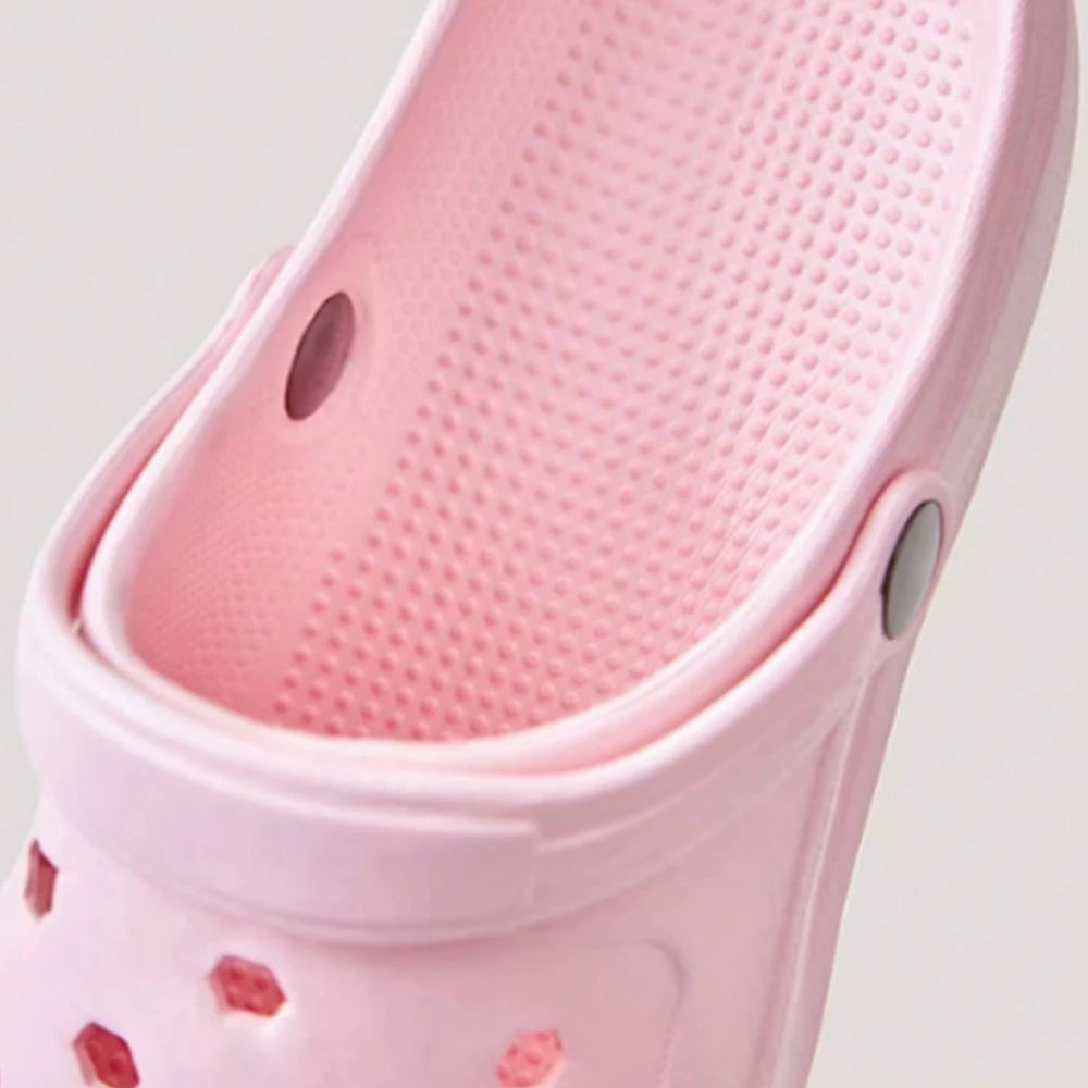 Sabots d’été pour femme, style DIY avec décoration ours et perles. Mules de plage tendance à trous (cave shoes), chaussures plates décontractées pour jardin et usage quotidien, vendues avec emballage individuel.