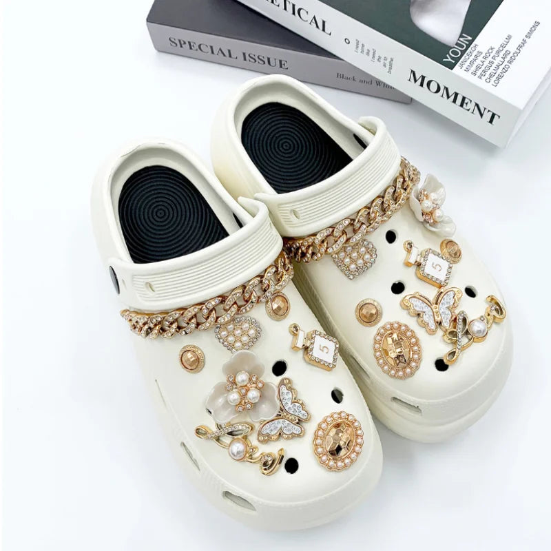 Nouvelle arrivée : pins, ensemble d’accessoires de chaussures amovibles avec chaîne papillon pour sabots. Décorations de chaussures florales au style luxueux, parfaites pour personnaliser vos chaussures, idée cadeau idéale.