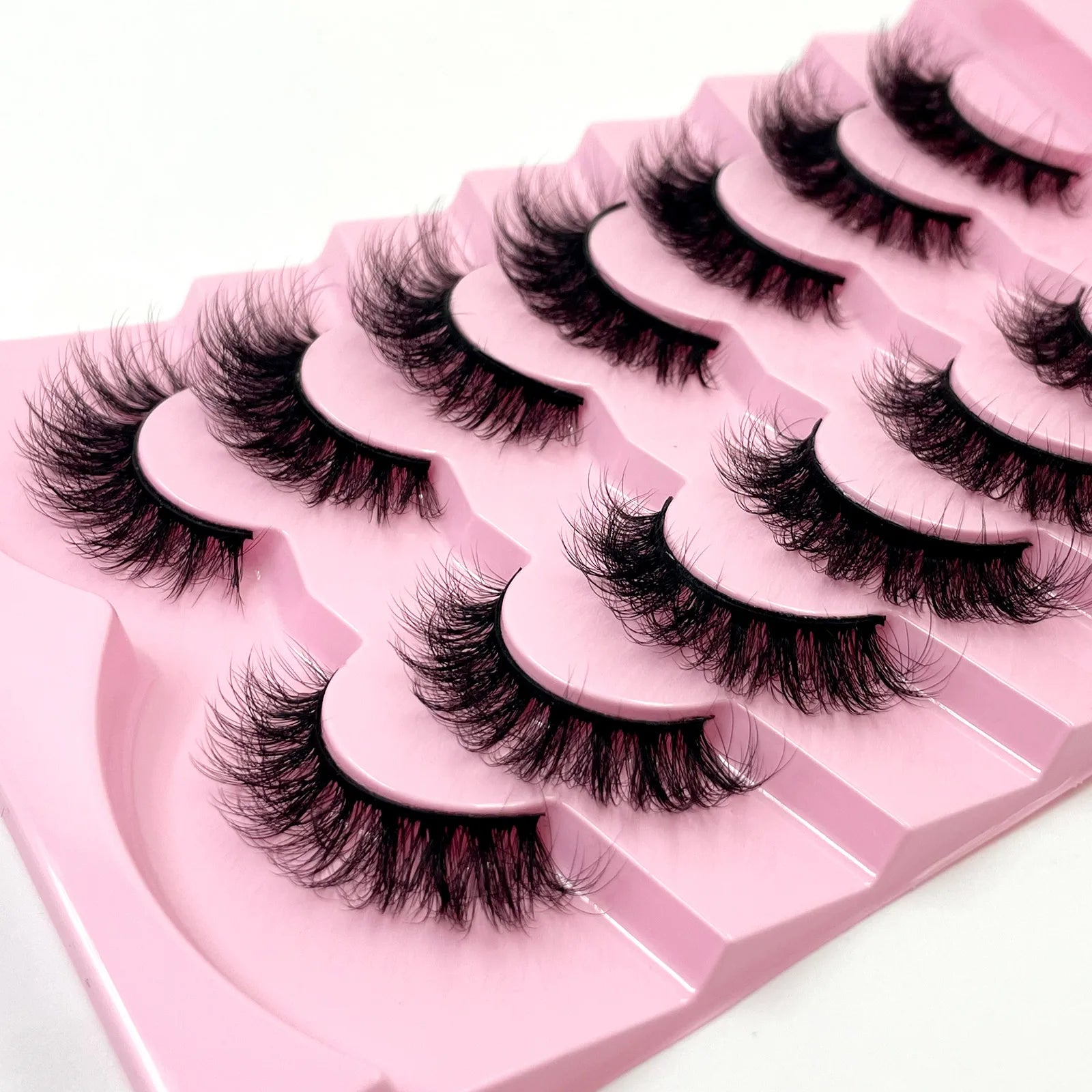 Nouveau lot de 7 paires de faux cils épais effet vison 3D.
Faux cils courts et spectaculaires au rendu réaliste, parfaits pour un regard intense et glamour.