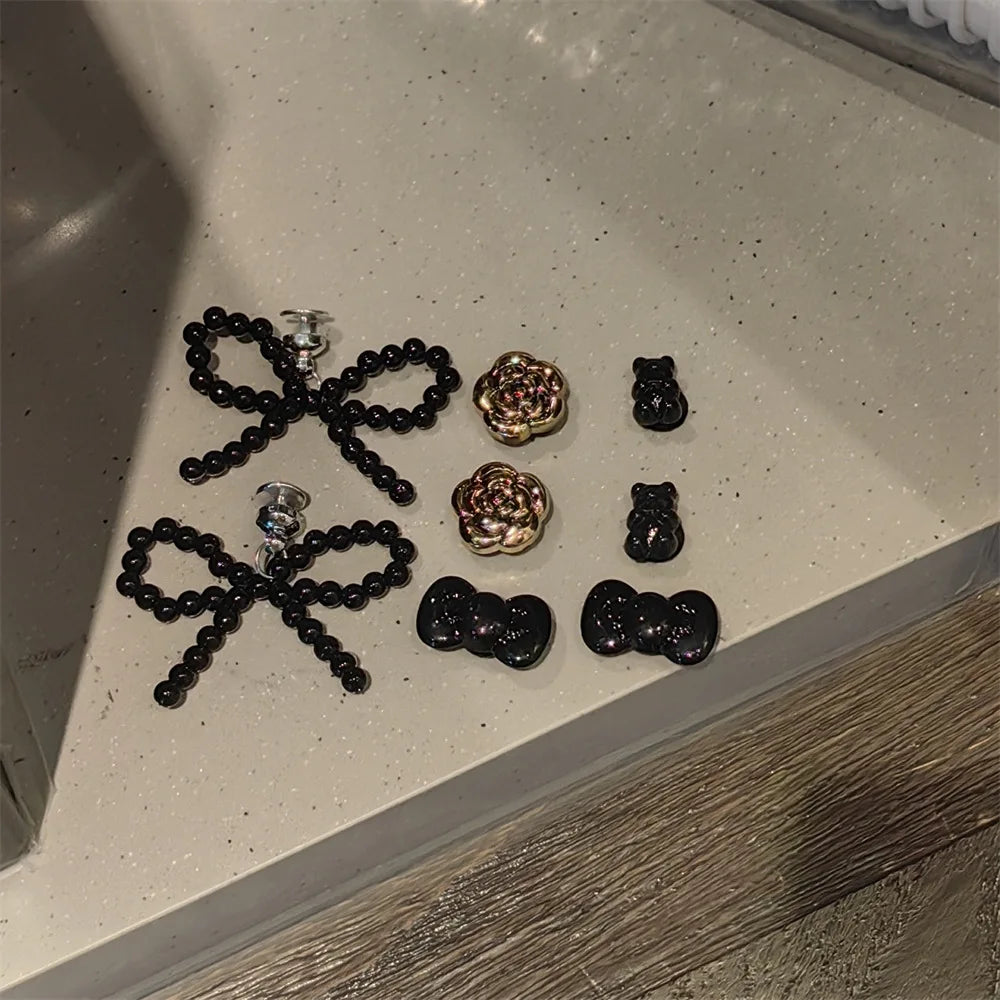 Set de charms de chaussures élégants avec perles et nœud, décorations florales sophistiquées. Accessoires DIY amovibles pour chaussures, ornements de style avancé avec motifs de perles, fleurs, étoiles et éléments cartoon pour personnaliser vos chaussures