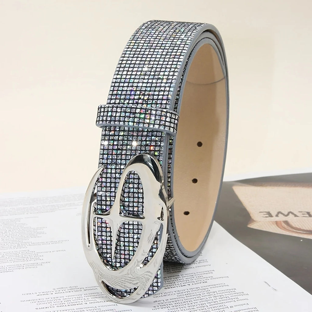 La ceinture à paillettes pour femme présente un design en verre fluide scintillant en forme de losange, ce qui la rend une pièce un véritable accessoire d'élégance.