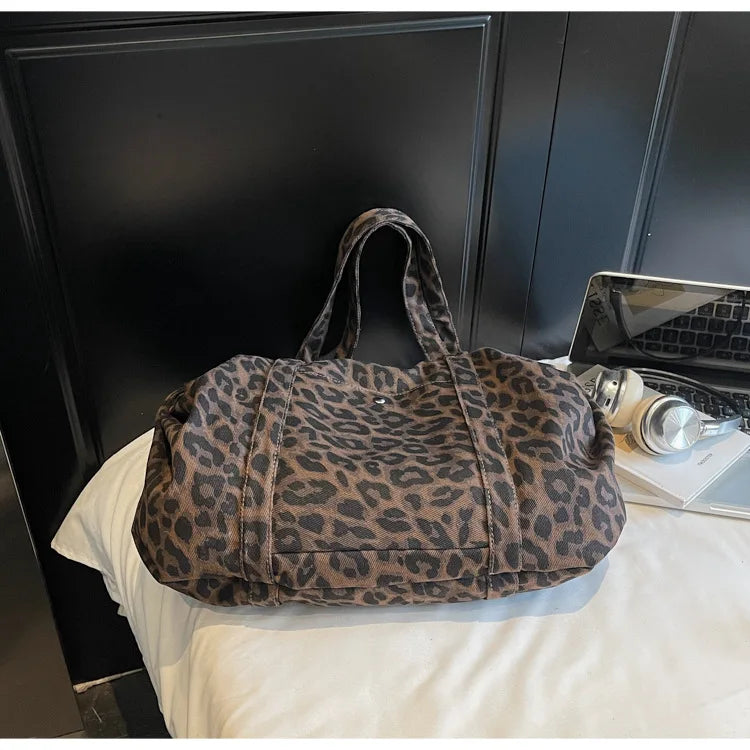 Sac cabas en toile à motif léopard tendance, grande capacité, sac à bandoulière mode avec poignées, idéal pour les trajets quotidiens, sac polyvalent avec texture et rangement.