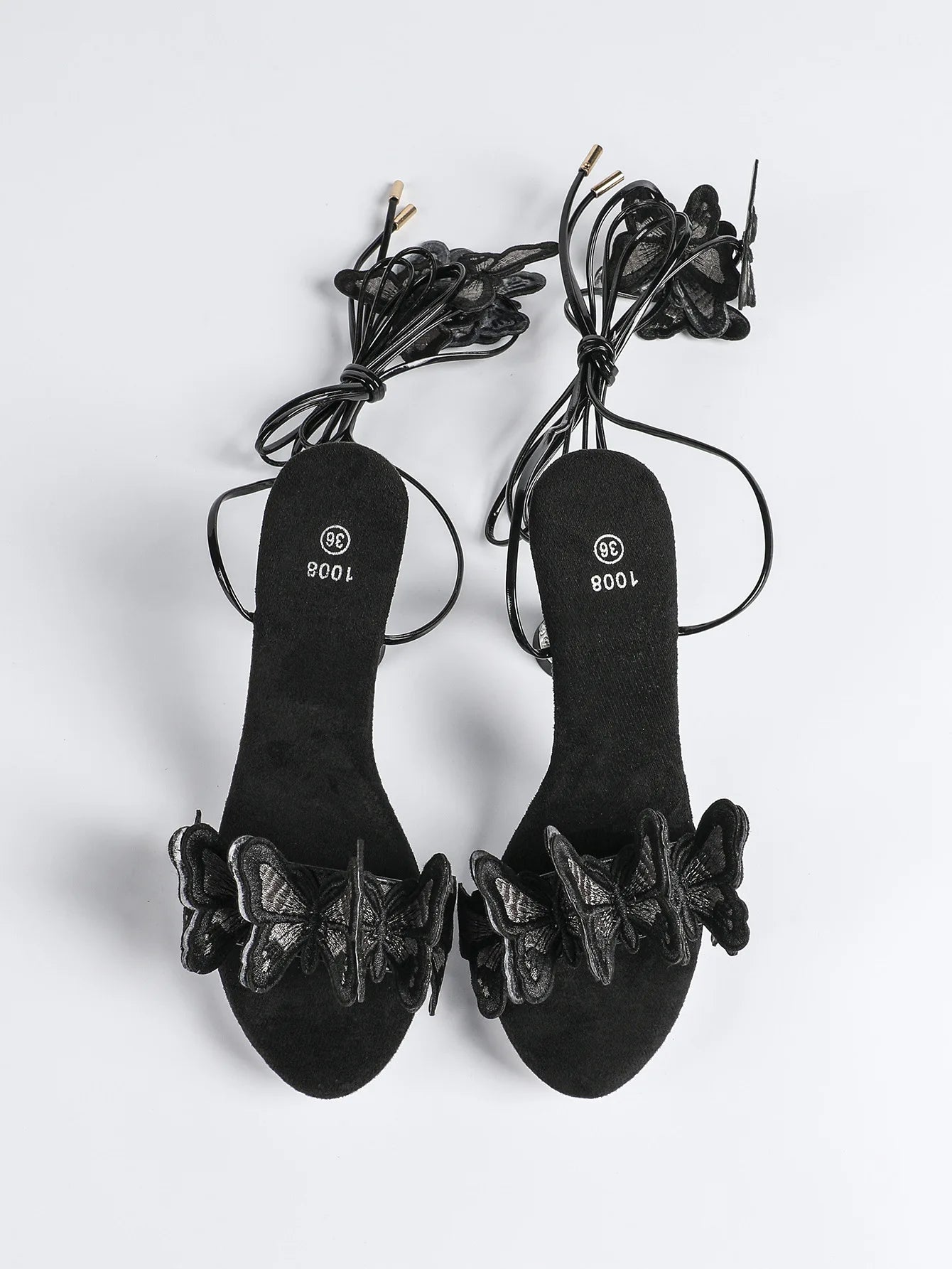 Sandales rouges tendance pour femme été 2026, fabriquées à la main avec broderie papillon. Modèle à brides croisées, bout rond et talons hauts fins de 8 cm. Des chaussures sexy et élégantes, idéales pour la danse, les soirées et les occasions spéciales.
